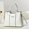 Elegante borsa a mano bianca da donna con trama a coccodrillo e finiture argentate - Bianco Sporco