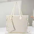 Sac fourre-tout tissé beige avec pochette assortie et détails en métal doré chic - Blanc Cassé