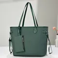 Vue détaillée du grand sac cabas vert foncé texturé avec finitions dorées luxueuses - Vert