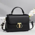 Sac à bandoulière chic en cuir noir avec fermoir en T doré et détail floral élégant - Noir