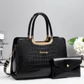 Détail d'un sac à main noir gaufré crocodile et d'un portefeuille assorti avec dorures - Ensemble 2 pièces (sac à main + pochette) / Noir