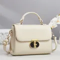 Bolso bandolera cuadrado blanco crema con textura de lichi y cierre en T dorado - Blanco Roto