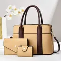 Dreiteiliges beige Handtaschen-Set aus Leder mit braunen Griffen und goldener Hardware - Tote Tasche Mit Clutch Und Kartenhalter / Beige