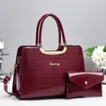 Ensemble sac à main bordeaux effet crocodile avec garnitures dorées et bandoulière amovible - Ensemble 2 pièces (sac à main + pochette) / Rouge