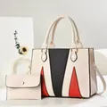Détails du sac à main tricolore avec texture litchi et accessoires métalliques dorés - Blanc