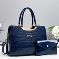 Détails du sac à main bleu marine en cuir verni façon croco avec garniture dorée - Ensemble 2 pièces (sac à main + pochette) / Bleu