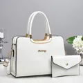 Ensemble sac à main blanc à motif crocodile avec poignées dorées et pochette assortie - Ensemble 2 pièces (sac à main + pochette) / Blanc