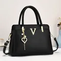 Grand sac fourre-tout noir en cuir grainé avec logo V doré et breloque chic - Noir