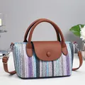 Bolso estilo dumpling de tejido a rayas de colores con asas de cuero y correa ajustable - Azul
