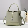 Borsa a secchiello verde oliva minimalista in tela testurizzata e patchwork di pelle - Verde