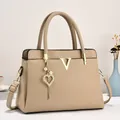 Sac fourre-tout élégant abricot grain de litchi avec breloque cœur et perles - Khaki
