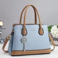Borsa a mano azzurro e marrone in pelle martellata con foulard di seta decorativo - Blu