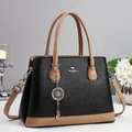 Elegante borsa bicolore in pelle a grana litchi nera e kaki con dettaglio foulard di seta - Nero