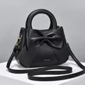 Dettaglio borsa nera in pelle PU con grande fiocco e manico circolare rigido - Nero