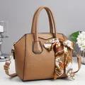 Braune Handtasche aus Litschi-Leder mit Seidenschal und verstellbarem Goldgurt - Dunkelbeige