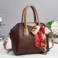 Braune Handtasche aus Leder mit Schultergurt und dekorativem geblümtem Seidenschal - Kaffeebraun