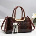 Sac à main vintage marron à motif crocodile avec nœud en dentelle perlée et bandoulière - Café