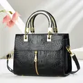 Sac à main élégant en cuir noir motif crocodile avec poignées dorées et bandoulière - Noir