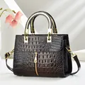Sac à main marron foncé motif crocodile avec poignées en métal doré et bandoulière - café