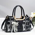 Sac à main pour femme en cuir verni à motif animal avec poignées dorées et perle - Noir
