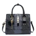 Sac à main bleu foncé motif crocodile avec pendentif cœur doré et fermoir - Bleu