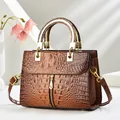 Sac à main marron foncé effet crocodile avec détails dorés et bandoulière - Jaune Terre