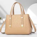 Elegante borsa a mano beige intrecciata con hardware dorato H e tracolla regolabile - Cachi