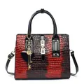 Elegante handtas met rood-zwart krokodillenpatroon en goudkleurige details - Rood