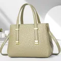 Borsa a mano verde oliva con trama intrecciata, doppi manici e tracolla rimovibile - Verde