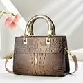 Sac à main marron motif crocodile avec poignées dorées et bandoulière amovible - Khaki