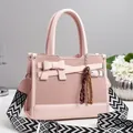 Borsa rosa con dettagli intrecciati, decorazione a fiocco e tracolla geometrica - Rosa