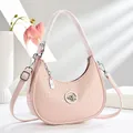 Sac hobo demi-lune rose tressé avec logo oiseau argenté et bandoulière amovible - Rose