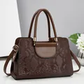 Braune Handtasche für Damen mit Schlangenmuster-Prägung und goldenen Beschlägen - Kaffeebraun