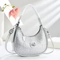 Sac hobo croissant argenté avec texture tressée à damier et aspect métallique - Argent