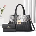 Borsa a mano da donna nera con patta a trama serpentina e set portafoglio coordinato - Borsa A Mano E Portafoglio (Nero E Bianco) / Nero e Bianco