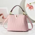 Sac à main rose en cuir grainé avec détail en V doré et bandoulière amovible réglable - Rose