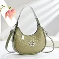 Sac croissant tressé vert avocat avec boucles argentées et bandoulière réglable chic - Vert