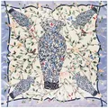 Pañuelo de seda cuadrado con estampado de jarrones azules y pájaros sobre crema - Azul Celeste