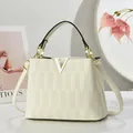 Sac bandoulière crème élégant avec motif à carreaux et boucle métallique en V doré - Blanc Cassé