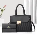 Elegante set di due borse in pelle nera con dettagli dorati e strisce verticali - Nero Puro