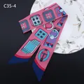 Détail macro du foulard twilly en satin rose avec motifs géométriques sur assiette fleurie - Style géométrique rose (C35-4)