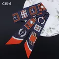 Détail d'un foulard en soie marine et orange avec motifs géométriques sur fond noir - Style abstrait bleu marine (C35-6)