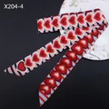 Textura detallada de pañuelo de seda de 120 cm con estampado de corazón y satén - Estilo Sarga Azul Marino Corazón Rojo Degradado (X204-4)