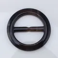Nahaufnahme der kreisförmigen Harz-Schalschnalle mit glatter Schildpatt-Oberfläche - Dunkelkaffee Schildpatt / Außendurchmesser 4.2cm / Dunkelbraun