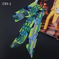 Pañuelo de seda estrecho con cadena verde y gemas azules sobre negro - C93-1