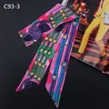 Twilly de seda fucsia y esmeralda con patrón vintage de cadenas y cuerdas de oro - C93-3