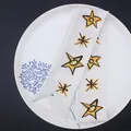 Pañuelo twilly de seda blanca con estrellas amarillas pintadas a mano en un plato cerámico - Pentagrama Pintado a Mano (T351) / T351 Pentagrama (T351)