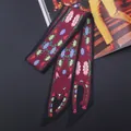 Détail de l'écharpe en soie bordeaux avec imprimé chat floral et texture satinée - Style chat floral bordeaux (C98-5)