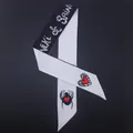 Detalle de estampados de corazón y araña en un pañuelo twilly de seda blanco y negro - Estilo Araña Corazón (T358-2)