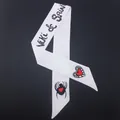Primer plano de bufanda de seda blanca con estampado de araña corazón y arte visual - Estilo Estampado Corazón Rojo (T358-1)
